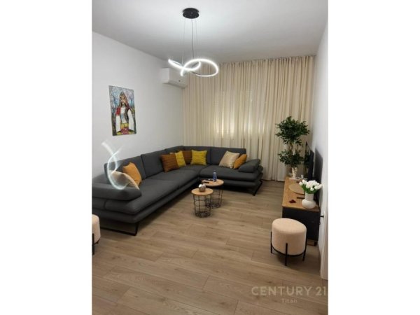 Tirane, jepet me qera apartament 2+1 Kati 1, 90 m² 950 € (Qender)