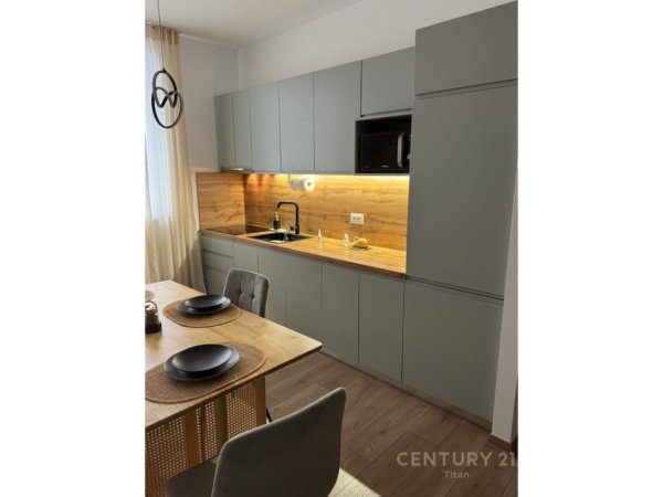 Tirane, jepet me qera apartament 2+1 Kati 1, 90 m² 950 € (Qender)