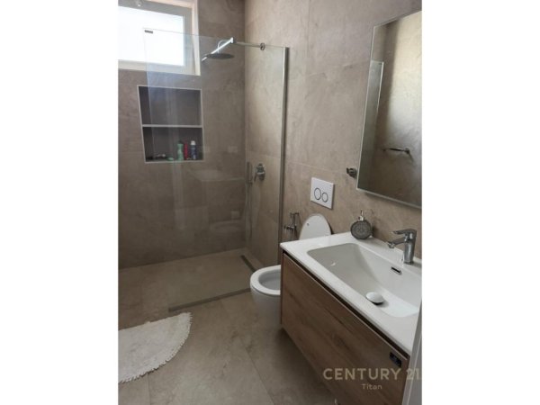 Tirane, jepet me qera apartament 2+1 Kati 1, 90 m² 950 € (Qender)