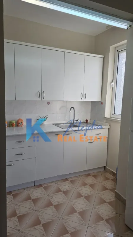 Tirane, jap me qera apartament 2+1+Aneks+Ballkon Kati 5, 80 m² 500 € (Bulevardi Bajram Curri, afer Maternitetit te Ri)
