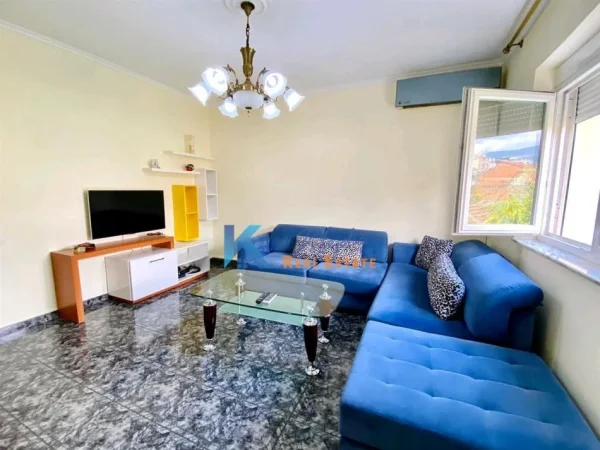 Tirane, jap me qera apartament 2+1+Ballkon Kati 2, 85 m² 650 € (Rruga Fortuzi, afer hotel Comfort)