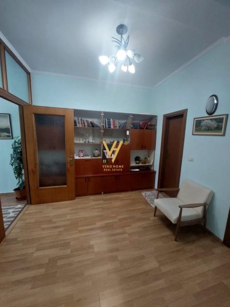 Tirane, jepet me qera apartament 3+1+Ballkon Kati 2, 110 m² 600 € (RRUGA BARDHYL)