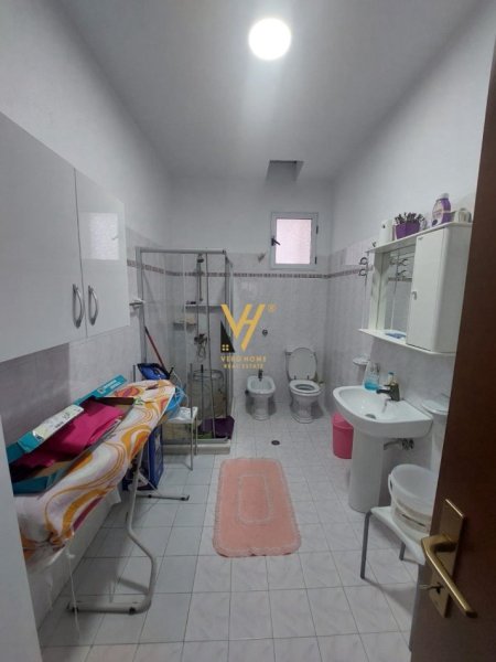 Tirane, jepet me qera apartament 3+1+Ballkon Kati 2, 110 m² 600 € (RRUGA BARDHYL)