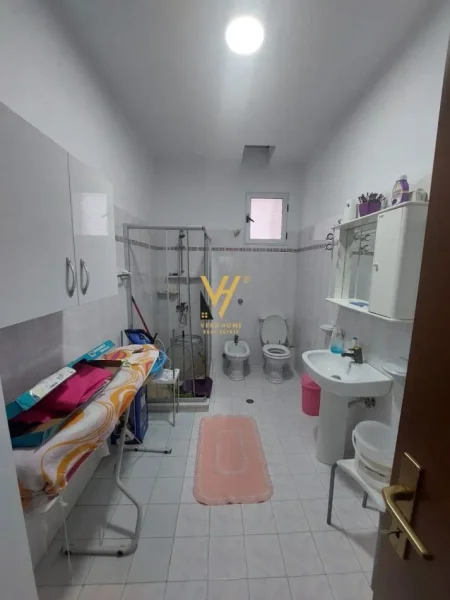 Tirane, jepet me qera apartament 3+1+Ballkon Kati 2, 110 m² 600 € (RRUGA BARDHYL)