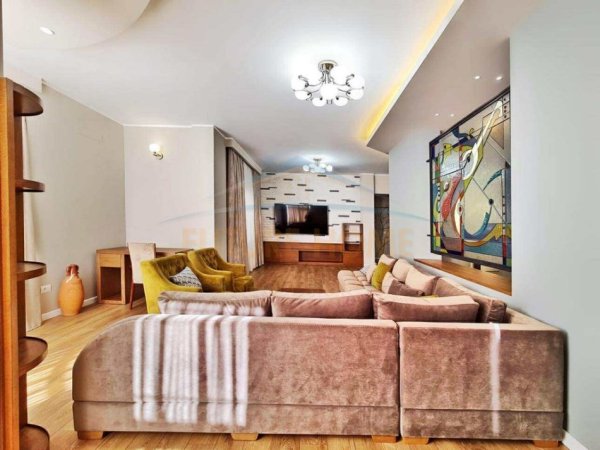 Tirane, jepet me qera apartament 4+1+2+Parkim , Kati 1, 200 m² 1.300 € (Komuna e Parisit)