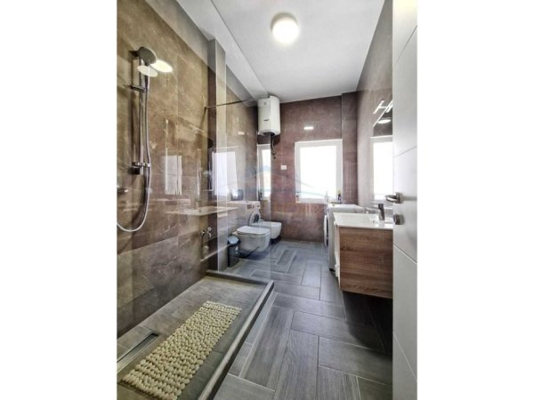 Tirane, jepet me qera apartament 4+1+2+Parkim , Kati 1, 200 m² 1.300 € (Komuna e Parisit)