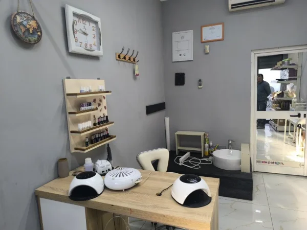 Tirane, jepet me qera dyqan Kati 0, 30 m² 400 € (Gjergj Legisi)