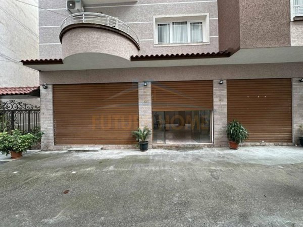 Tirane, jepet me qera ambjent biznesi Kati 0, 180 m² 1.500 € (Komuna e Parisit)