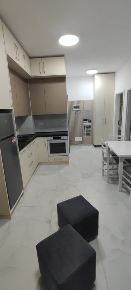 Tirane, jepet me qera apartament 1+1 , 65 m² 400 € (Rezidenca Oksa)
