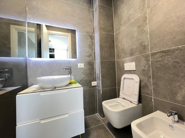 Tirane, jepet me qera apartament 2+1 , 1.300 € 