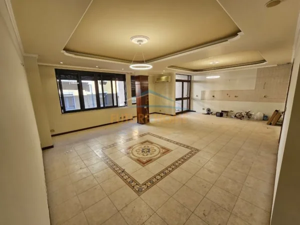SHITET APARTAMENT 2+1 PRANE KAFE ROMA