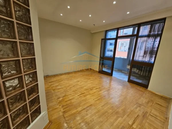 SHITET APARTAMENT 2+1 PRANE KAFE ROMA