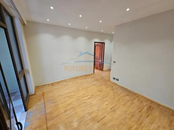 SHITET APARTAMENT 2+1 PRANE KAFE ROMA