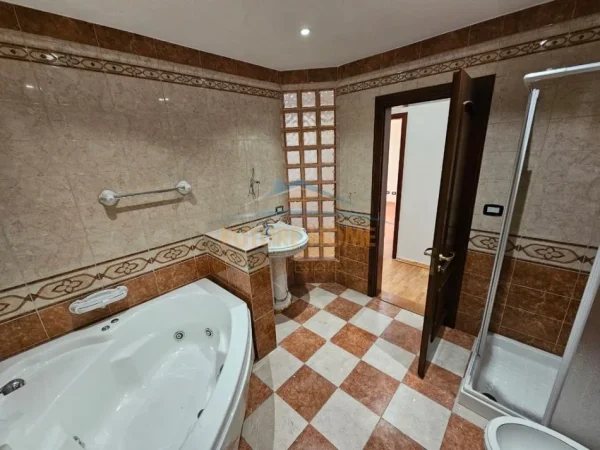 SHITET APARTAMENT 2+1 PRANE KAFE ROMA