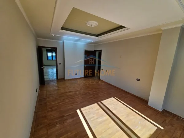 SHITET APARTAMENT 2+1 PRANE KAFE ROMA