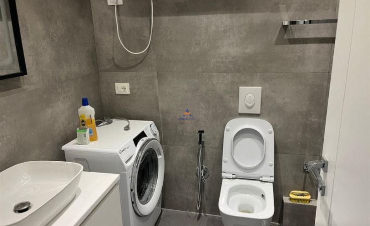 Tirane, jepet me qera apartament 2+1+Ballkon Kati 5, 108 m² 830 € (liqeni i thate)