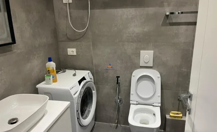 Tirane, jepet me qera apartament 2+1+Ballkon Kati 5, 108 m² 830 € (liqeni i thate)