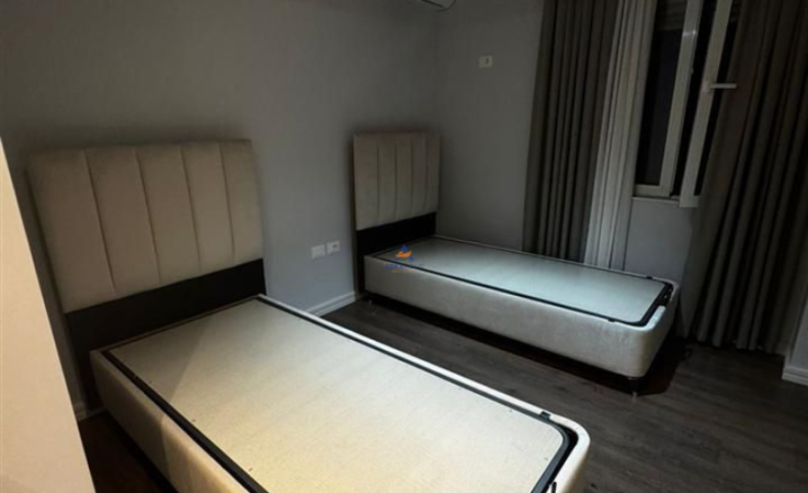 Tirane, jepet me qera apartament 2+1+Ballkon Kati 5, 108 m² 830 € (liqeni i thate)