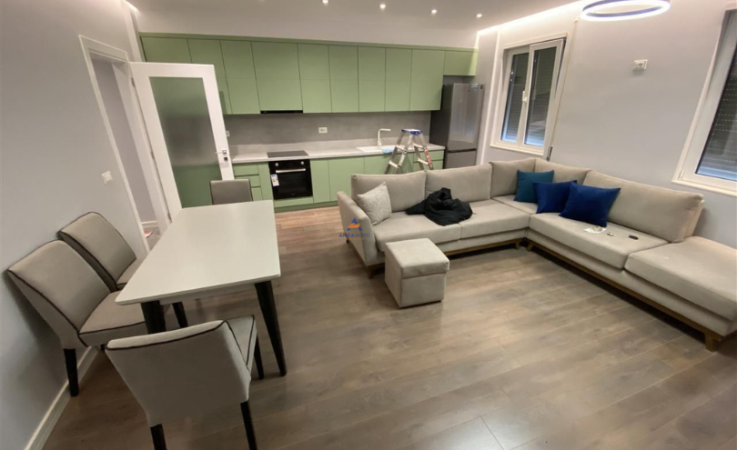 Tirane, jepet me qera apartament 2+1+Ballkon Kati 5, 108 m² 830 € (liqeni i thate)
