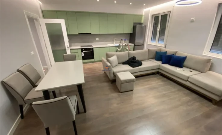 Tirane, jepet me qera apartament 2+1+Ballkon Kati 5, 108 m² 830 € (liqeni i thate)