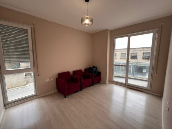 Tirane, shitet apartament 3+1 Kati 1, 100 m² 160.000 € (Xhamia e Selites)