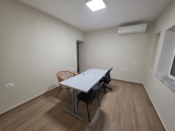 Tirane, jepet me qera zyre Kati 0, 50 m² 600 € (Sheshi Willson)