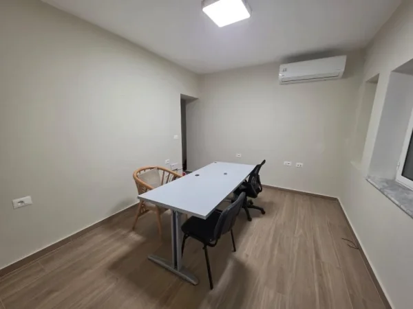 Tirane, jepet me qera zyre Kati 0, 50 m² 600 € (Sheshi Willson)