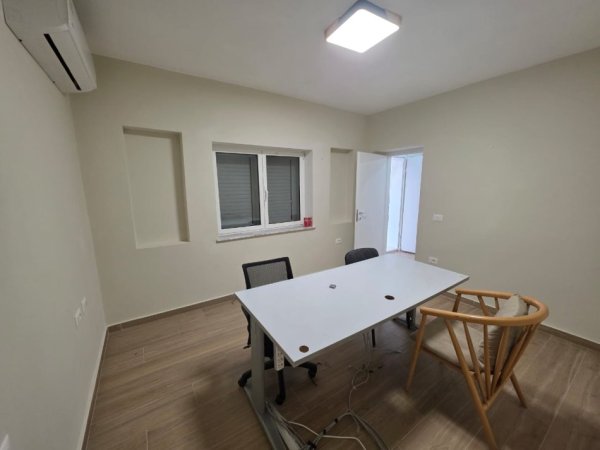 Tirane, jepet me qera zyre Kati 0, 50 m² 600 € (Sheshi Willson)