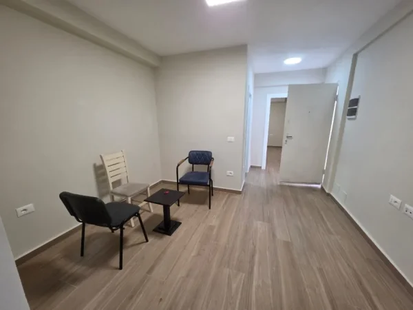 Tirane, jepet me qera zyre Kati 0, 50 m² 600 € (Sheshi Willson)