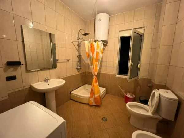 Tirane, jepet me qera apartament 2+1 Kati 3, 102 m² 650 € (Liqeni i Thate , Rruga Eduard Mano)