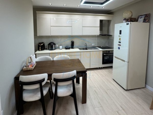 Tirane, jepet me qera 1+1 Kati 1, 80 m² 800 € 