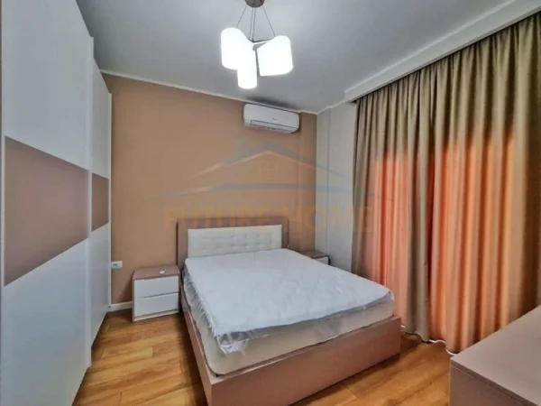 Tirane, jepet me qera apartament 4+1+Ballkon Kati 1, 200 m² 1.300 € (Komuna e Parisit)