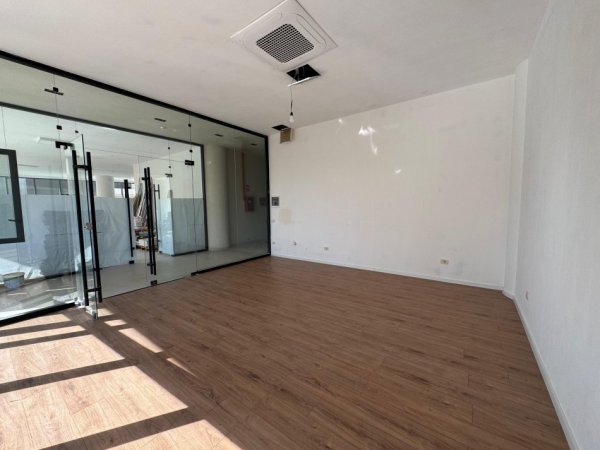 Tirane, jepet me qera ambjent biznesi , 38 m² 800 € (i diskutueshem)