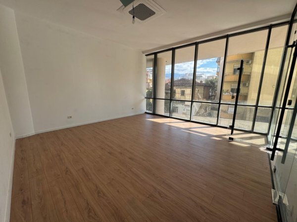 Tirane, jepet me qera ambjent biznesi , 38 m² 800 € (i diskutueshem)