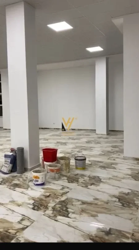 Tirane, jepet me qera ambjent biznesi Kati 0, 670 m² 5.000 € (FRESK)