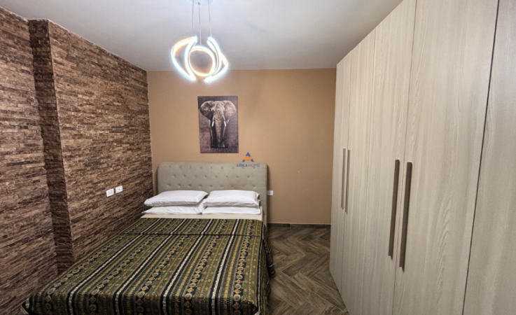 Tirane, jepet me qera apartament 2+1+Ballkon Kati 4, 80 m² 700 € (21 dhjetori)