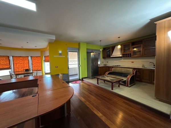 Tirane, jepet me qera ambjent biznesi Kati 8, 120 m² 1.200 € (Rruga e Dibres)