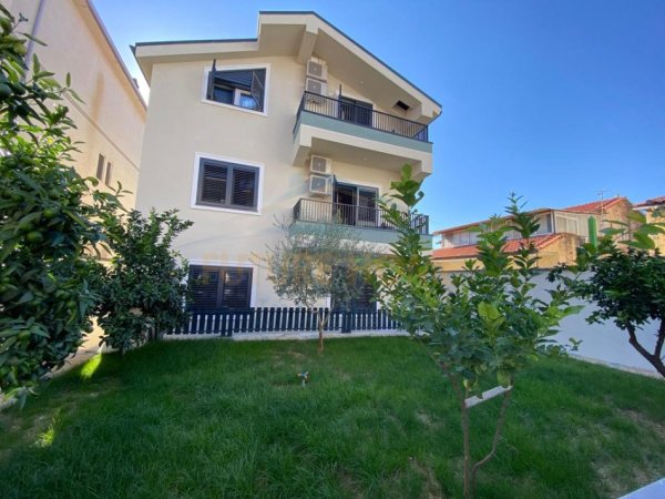 Tirane, jepet me qera Vile 2+1 Kati 3, 110 m² 1.000 € 
