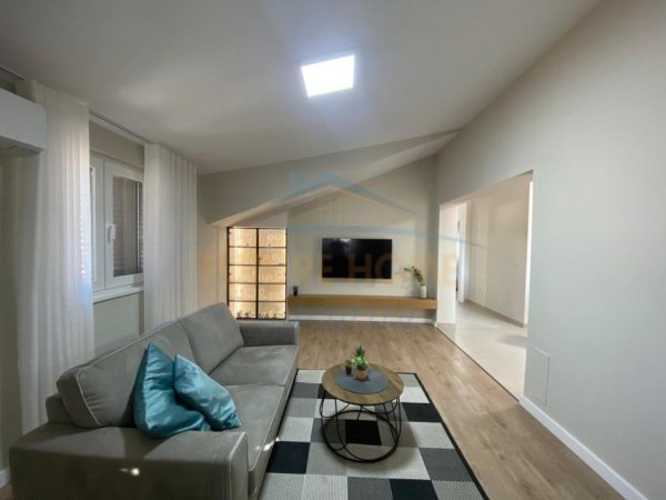 Tirane, jepet me qera Vile 2+1 Kati 3, 110 m² 1.000 € 