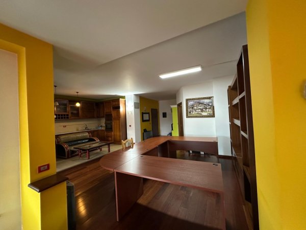Tirane, jepet me qera ambjent biznesi Kati 8, 120 m² 1.200 € (Rruga e Dibres)