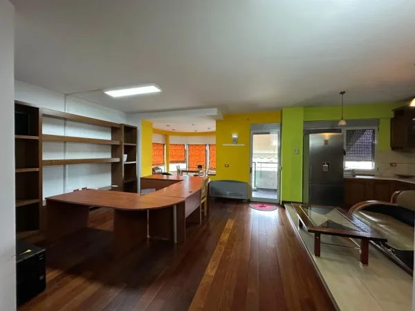 Tirane, jepet me qera ambjent biznesi Kati 8, 120 m² 1.200 € (Rruga e Dibres)