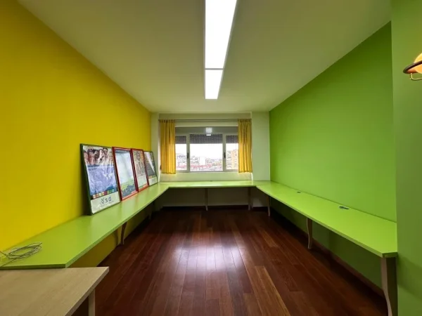 Tirane, jepet me qera ambjent biznesi Kati 8, 120 m² 1.200 € (Rruga e Dibres)