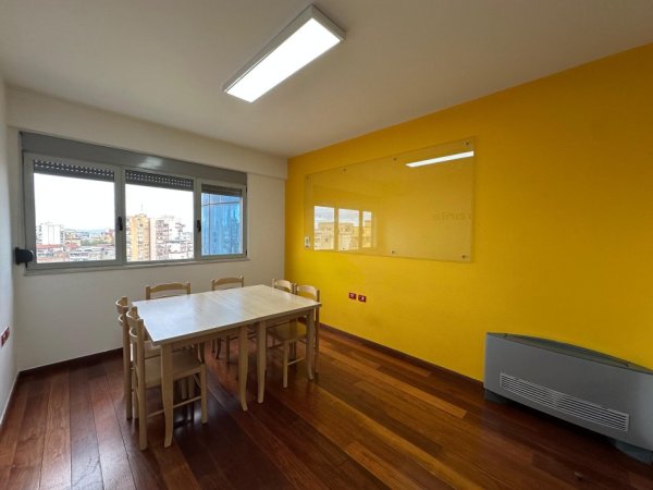 Tirane, jepet me qera ambjent biznesi Kati 8, 120 m² 1.200 € (Rruga e Dibres)