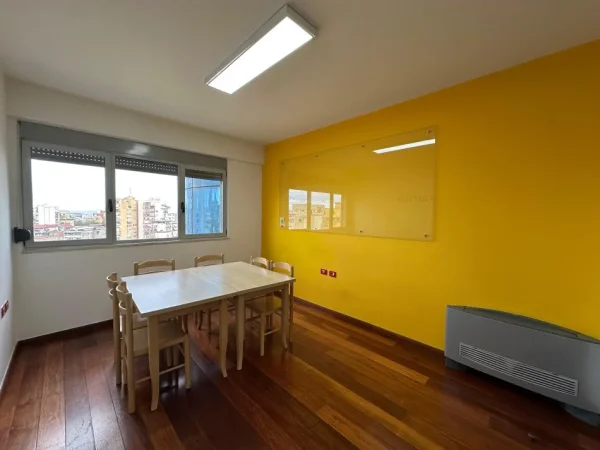 Tirane, jepet me qera ambjent biznesi Kati 8, 120 m² 1.200 € (Rruga e Dibres)