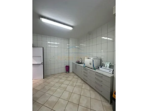 Tirane, shitet ambjent biznesi Kati 2, 90 m² 50.000 € (Institut)