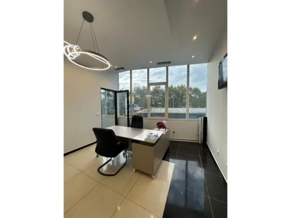 Tirane, shitet ambjent biznesi Kati 2, 90 m² 50.000 € (Institut)