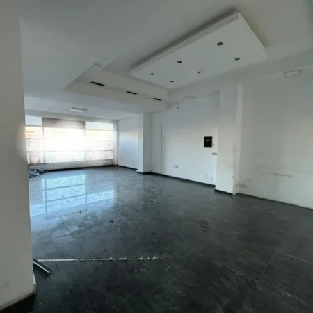 Tirane, jepet me qera ambjent biznesi Kati 2, 80 m² 550 € (Astir)