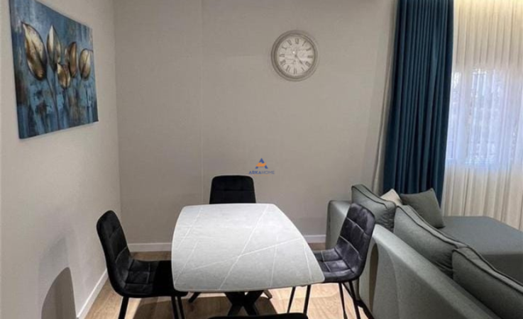 Tirane, jepet me qera apartament 1+1+Ballkon Kati 3, 76 m² 600 € (farke e madhe)