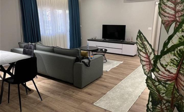 Tirane, jepet me qera apartament 1+1+Ballkon Kati 3, 76 m² 600 € (farke e madhe)