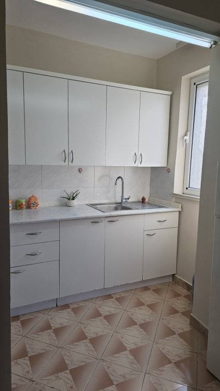 Tirane, jepet me qera apartament 2+1+Ballkon Kati 5, 75 m² 500 € 